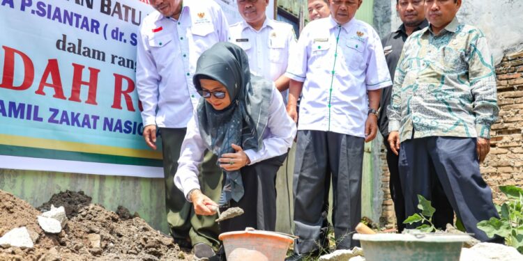 dr Susanti Dewayani SpA Peletakan Batu Pertama Bedah Rumah oleh BAZNAS, di Kelurahan Parhorasan Nauli, Siantar Marihat, Rabu (13/09) pagi.