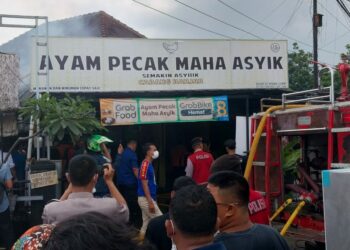 RM Ayam Pecak Maha Asyik Terbakar, 5 Pekerja Sesak Nafas