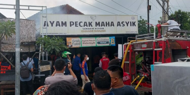 RM Ayam Pecak Maha Asyik Terbakar, 5 Pekerja Sesak Nafas