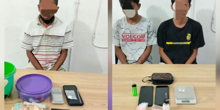 Pengedar dan Dua Pembeli Narkoba Ditangkap di Viyata Yudha, Kelurahan Bah Kapul, Kecamatan Siantar Sitalasari, Kota Pematang Siantar.