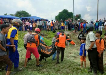 Buang Sampah ke Sungai Deli, Hotmaria Rajagukguk Hanyut