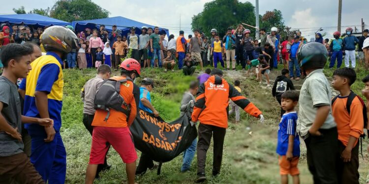 Buang Sampah ke Sungai Deli, Hotmaria Rajagukguk Hanyut
