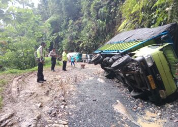 Hujan Deras sejak hari Jumat (15/9) hingga Sabtu (16/9) di Jalan Lintas Sibolga- Tarutung, Sejumlah Kendaraan Kecelakaan