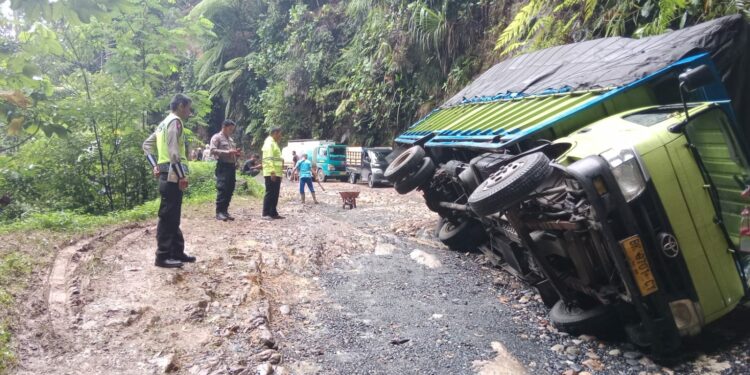 Hujan Deras di Jalan Lintas Sibolga- Tarutung, Sejumlah Kendaraan Kecelakaan Hujan Deras sejak hari Jumat (15/9) hingga Sabtu (16/9) di Jalan Lintas Sibolga- Tarutung, Sejumlah Kendaraan Kecelakaan