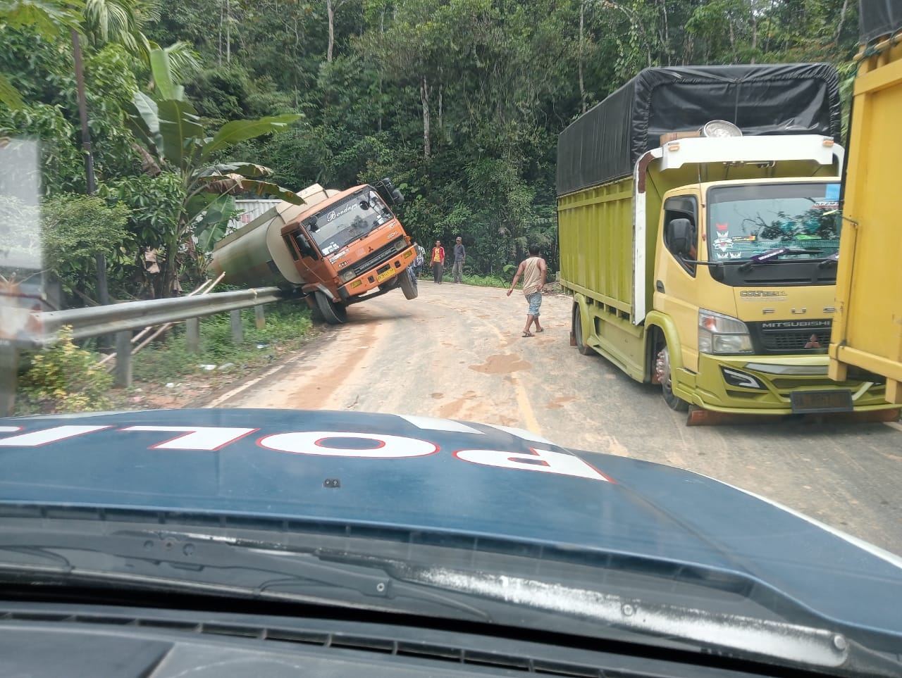 Hujan Deras di Jalan Lintas Sibolga- Tarutung, Sejumlah Kendaraan Kecelakaan Hujan Deras di Jalan Lintas Sibolga- Tarutung, Sejumlah Kendaraan Kecelakaan