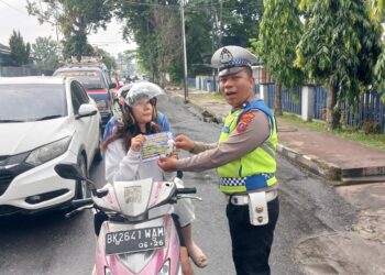 Sat Lantas Polres Pematang Siantar Bagikan Brosur Imbauan Tertib Berlalulintas di Jalan Kartini Rabu 20 September 2023 pukul 07.30 WIB