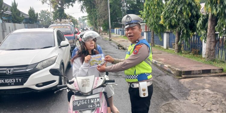 Sat Lantas Polres Pematang Siantar Bagikan Brosur Imbauan Tertib Berlalulintas di Jalan Kartini Rabu 20 September 2023 pukul 07.30 WIB