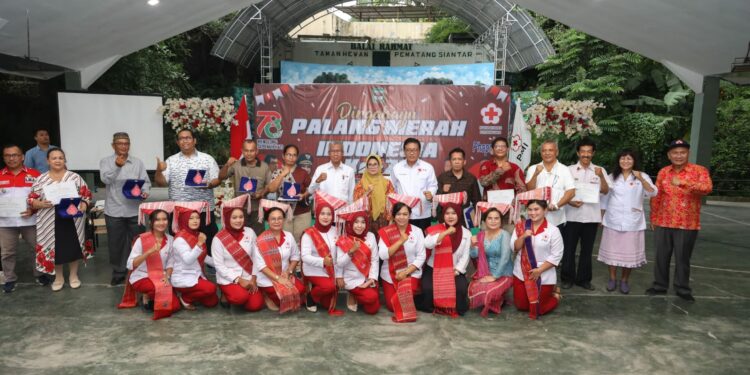 Dirgahayu PMI ke-78, dr Susanti Dewayani SpA Serahkan Piagam Penghargaan Kepada 117 Pendonor, Jumat (22/09/2023) siang.