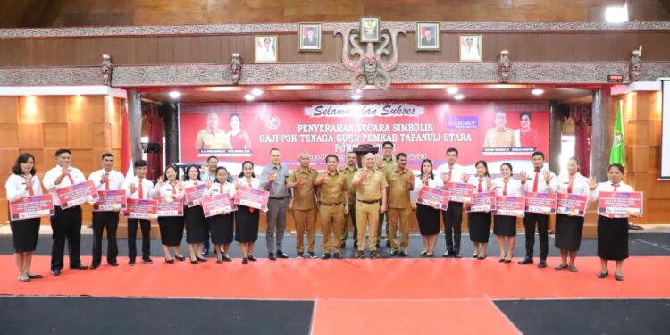 Bupati Taput Serahkan Secara Simbolis Gaji PPPK Tenaga Guru Pemkab Tapanuli Utara Formasi 2022