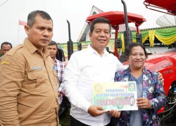 Dukung Peningkatan Pertanian, Bupati Simalungun Berikan Bantuan Alsintan Kepada Sejumlah Poktan