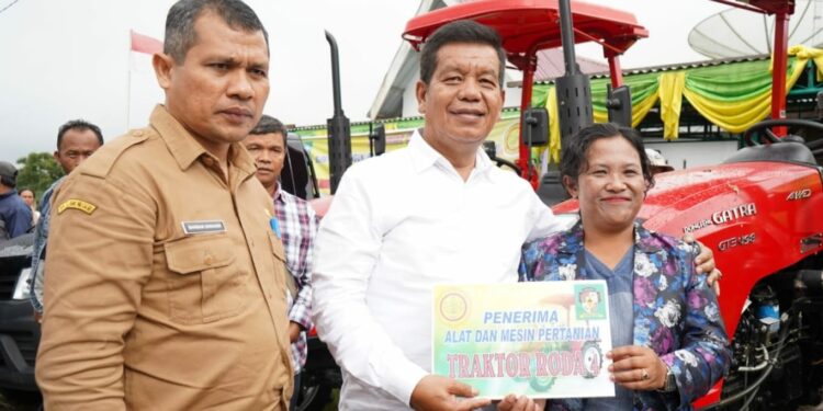 Dukung Peningkatan Pertanian, Bupati Simalungun Berikan Bantuan Alsintan Kepada Sejumlah Poktan
