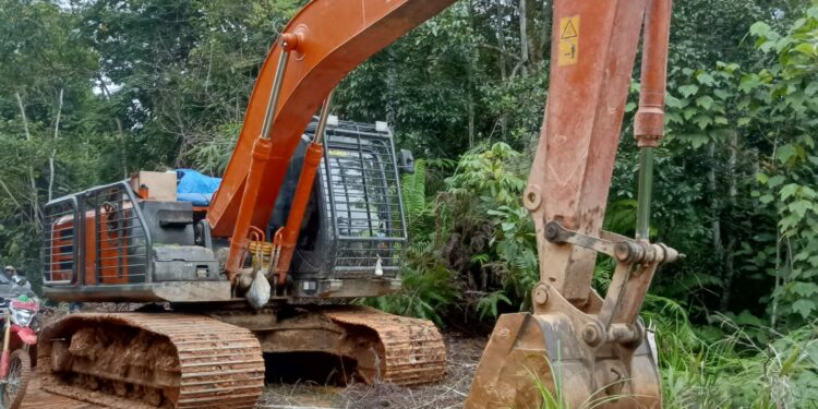 Operasi Penertiban Tambang Liar Dalam Kawasan Hutan, Tim Gabungan Dinas LHK Sumut Amankan 1 Unit Excavator PETI Di Siulangaling