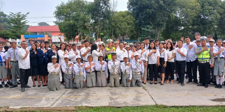 Kasat Lantas Polres Pematang Siantar AKP Relina Lumban Gaol S.Sos melalui Kanit Kamsel IPDA Lukman A. Sinaga melaksanakan penyuluhan atau sosialiasi tertib berlalulintas di SMA HKBP