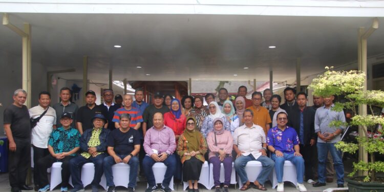 Keluarga besar Fakultas Ilmu Sosial dan Ilmu Politik Universitas Sumatera Utara (FISIP USU) merapat ke rumah dinas wali kota Pematang Siantar