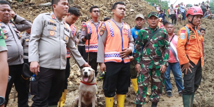Kapolres Berama Dandim Simalungun Bersinergi Dalam Pencarian Dua Korban Tertimbun Tanah Longsor di Simalungun