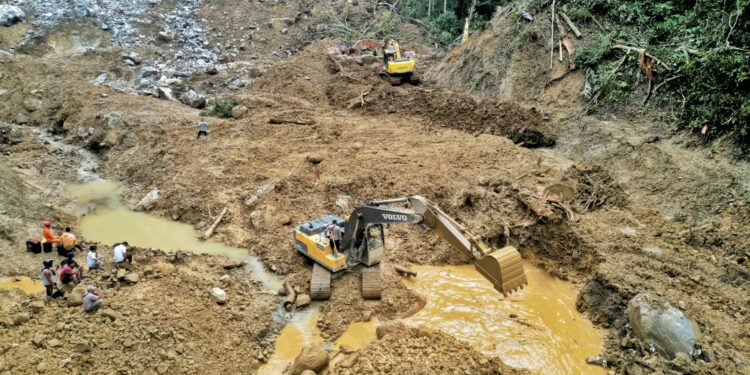 4 Unit Alat Berat Diturunkan Untuk Mencari Korban Tanah Longsor Dolog Simarsolpah