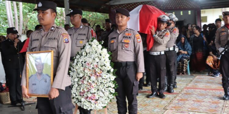 Kapolres Pematang Siantar Pimpin Upacara Persemayaman dan Pemakaman Anggotanya dengan Tradisi Kepolisian
