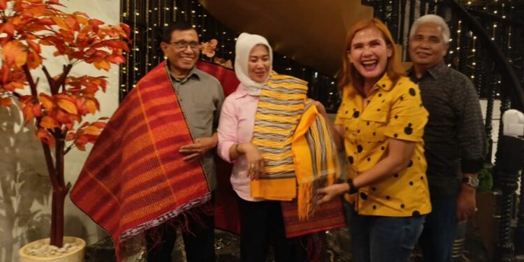 Kunker Pertama di Sumut, Ketum PWI Hendry Ch Bangun Diulosi Ketua SMSI Erris Napitupulu Kunker Pertama di Sumut, Ketum PWI Hendry Ch Bangun Diulosi Ketua SMSI Erris Napitupulu