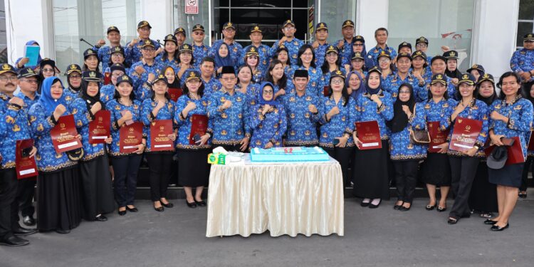 Wali Kota Hadiri Upacara Peringatan HUT ke 52 Korpri Wali Kota Hadiri Upacara Peringatan HUT ke 52 Korpri