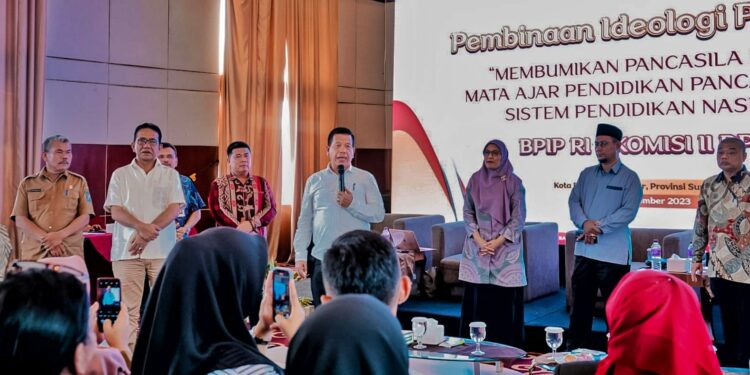 Bupati Radiapoh Ajak Guru Bumikan Pancasila di Simalungun Bupati Radiapoh Ajak Guru Bumikan Pancasila di Simalungun