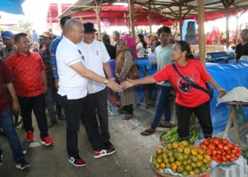 Bupati Taput Resmikan Pasar Rakyat Sipoholon Desa Hutaraja Simanungkalit