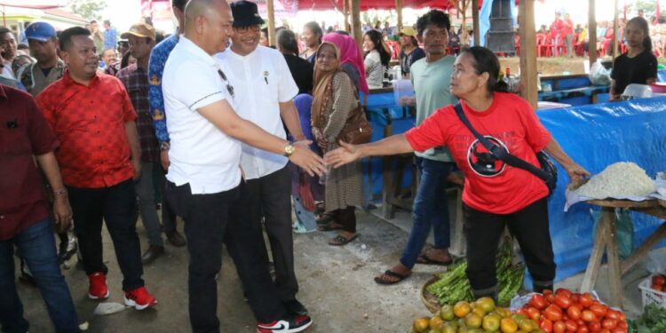 Bupati Taput Resmikan Pasar Rakyat Sipoholon Desa Hutaraja Simanungkalit Bupati Taput Resmikan Pasar Rakyat Sipoholon Desa Hutaraja Simanungkalit