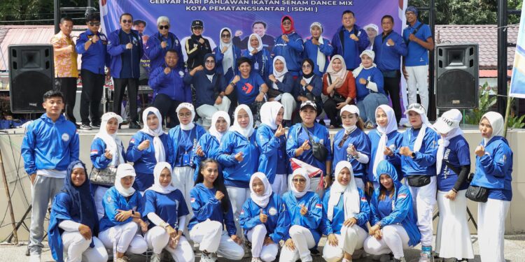 Wali Kota bersama Ketua Dekranasda Ikuti Senam Massal Ikatan Senam Dancemix Indonesia Wali Kota bersama Ketua Dekranasda Ikuti Senam Massal Ikatan Senam Dancemix Indonesia