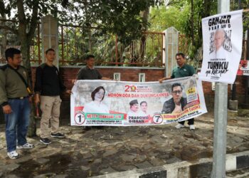 Satpol PP Bersihkan Atribut Peserta Pemilu di Sejumlah Lokasi di Pematang Siantar