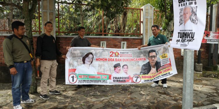 Satpol PP Bersihkan Atribut Peserta Pemilu di Sejumlah Lokasi di Pematang Siantar