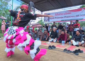 Ganjar Berkunjung di Sinaksak langsung Disambut Reog