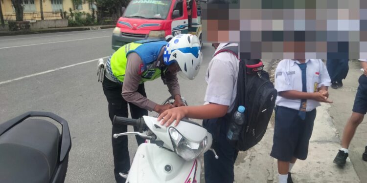 Dibiarkan Orang Tua Bawa Sepeda Motor, Siswa SMP di Siantar Ditilang Polisi