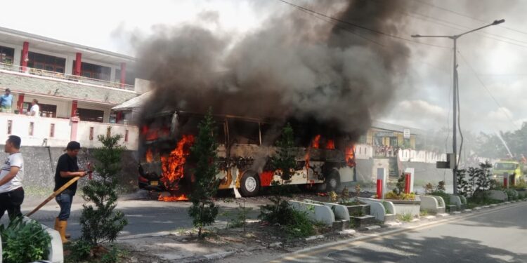 Bus Nice Trans Terbakar di Jalan Sisingamangaraja