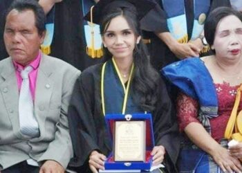 Septiana Pasaribu, lulusan cum laude Universitas HKBP Nommensen, mengatasi tantangan sebagai putri orangtua tunanetra, menunjukkan semangat luar biasa dalam pendidikan.