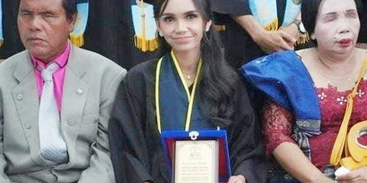 Pencapaian Luar Biasa Septiana Pasaribu, Putri Pasangan Tunanetra dengan Prestasi Memukau di Universitas Nommensen Septiana Pasaribu, lulusan cum laude Universitas HKBP Nommensen, mengatasi tantangan sebagai putri orangtua tunanetra, menunjukkan semangat luar biasa dalam pendidikan.