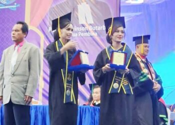 Septiana Pasaribu, putri pasangan tunanetra, lulus cum laude, menginspirasi dengan dukungan keluarga dan tekad kuat dalam mengatasi tantangan hidup.