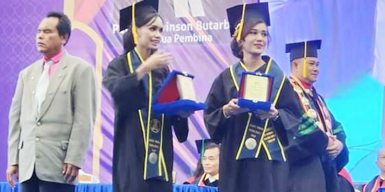 Cerita Inspiratif Septiana Pasaribu, Seorang Putri Pasangan Tunanetra yang Raih Gelar Sarjana Cum Laude Septiana Pasaribu, putri pasangan tunanetra, lulus cum laude, menginspirasi dengan dukungan keluarga dan tekad kuat dalam mengatasi tantangan hidup.