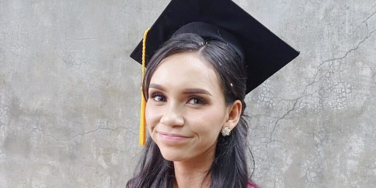 Septiana Pasaribu dan Mimpi Besarnya Berjuang Bersama Keluarga Tunanetra: Menembus Batas Keterbatasan untuk Sukses Septiana Pasaribu, lulus cum laude meski berlatar keluarga tunanetra, mewujudkan mimpi bersama keluarga, meraih sukses dan menginspirasi banyak orang.