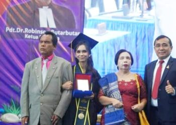 Septiana Hirawati Pasaribu, mahasiswi Universitas Nommensen, meraih gelar cumlaude, anak pasangan tunanetra, inspirasi kegigihan dan harapan keluarga.