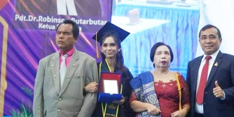 Septiana Hirawati Pasaribu, Putri Pasangan Tunanetra Raih Prestasi Cumlaude Septiana Hirawati Pasaribu, mahasiswi Universitas Nommensen, meraih gelar cumlaude, anak pasangan tunanetra, inspirasi kegigihan dan harapan keluarga.