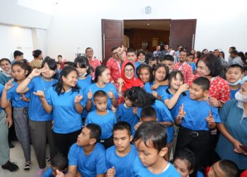 dr Susanti Dewayani Serahkan Admistrasi Kependudukan kepada Penyandang Disabilitas
