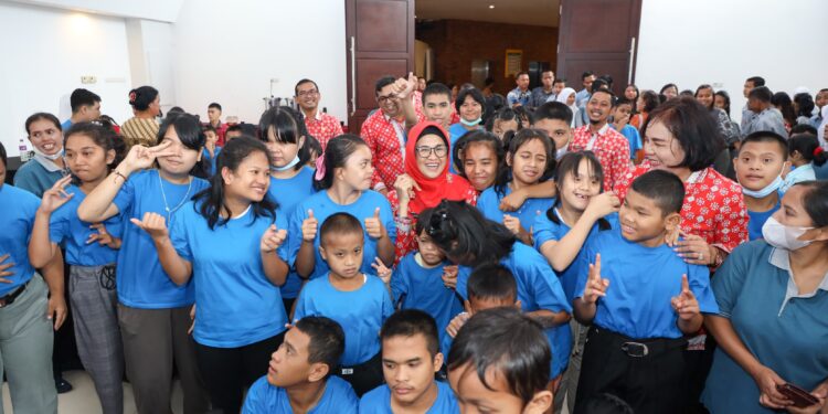 dr Susanti Dewayani Serahkan Admistrasi Kependudukan kepada Penyandang Disabilitas