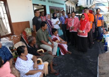 Wali Kota Pematang Siantar Kunjungi Korban Kebakaran Rumah di Jalan Bola Kaki
