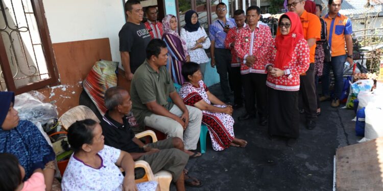 Wali Kota Pematang Siantar Kunjungi Korban Kebakaran Rumah di Jalan Bola Kaki