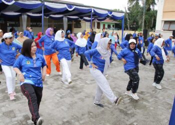 Wali Kota Pematang Siantar Bagikan Susu Pemberian Makanan Tambahan (PMT) kepada Lansia