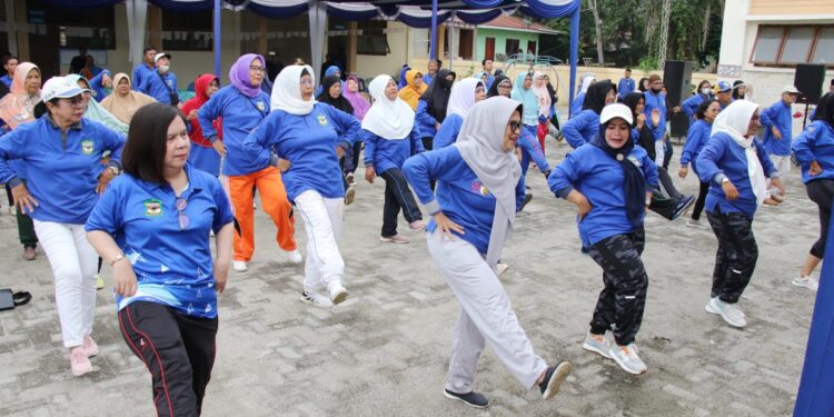 Wali Kota Pematang Siantar Bagikan Susu Pemberian Makanan Tambahan (PMT) kepada Lansia