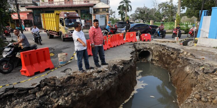 Pengerjaan Perbaikan Jalan dan Gorong-Gorong di Jalan Sibolga Kota Pematang Siantar mulai Dilaksanakan oleh PUTR Pengerjaan Perbaikan Jalan dan Gorong-Gorong di Jalan Sibolga Kota Pematang Siantar mulai Dilaksanakan oleh PUTR