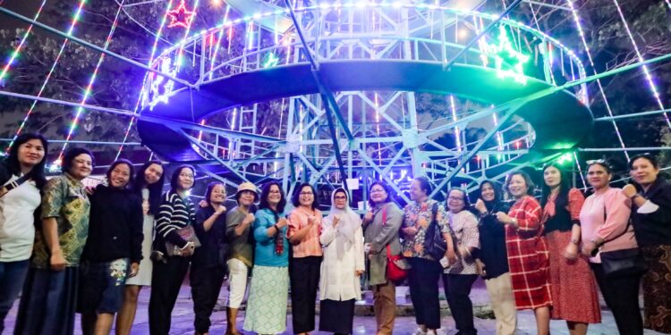 Wali Kota Pematang Siantar bersama Panitia Natal Oikumene Menyalakan Pohon Terang di Jalan Gereja