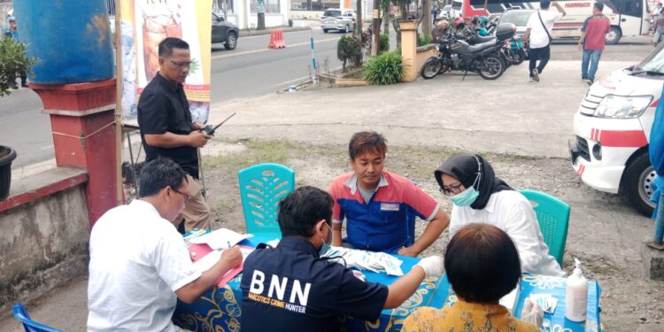Pastikan Perjalanan Pemudik Nataru Aman, Polres Pematang Siantar Tes Urin Supir Bus