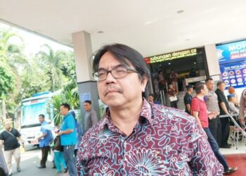Kaesang Pangarep, Ketum PSI, menegur Ade Armando, kader partai, terkait kritik politik dinasti di Yogyakarta, dengan opsi hengkang dari partai.