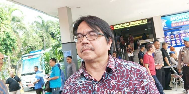 Kaesang Pangarep, Ketum PSI, menegur Ade Armando, kader partai, terkait kritik politik dinasti di Yogyakarta, dengan opsi hengkang dari partai.